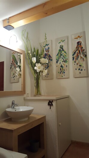 Baignoire, sĂšche-cheveux, serviettes fournies, savon