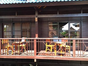 A wooden building with a balcony and multiple windows. - Linda Beach Hotel (Lembongan Island)