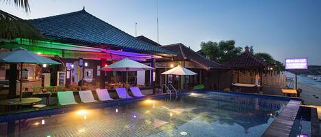 Una piscina al aire libre