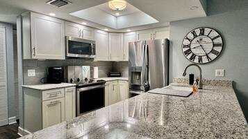 Réfrigérateur, micro-ondes, four, plaque de cuisson