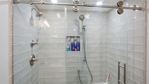 Combined shower/tub, towels