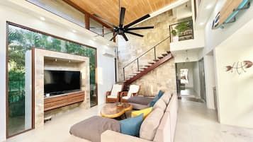 Smart-TV, DVD-Player, BĂŒcher, Videothek