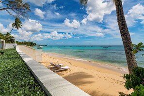 Plage, chaises longues, serviettes de plage
