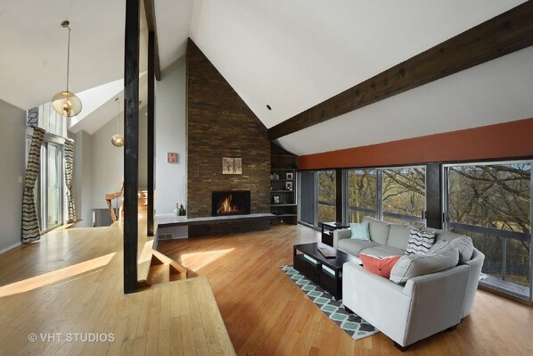 Smart TV, chimenea y oficina
