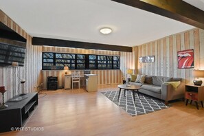 Smart TV, chimenea y oficina