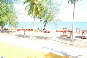 En la playa, camas de playa gratis, sillas reclinables de playa