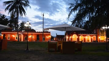 Fachada de la propiedad por la tarde o noche