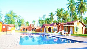 Outdoor pool, pool umbrellas, sun loungers - World Cat Hotel & Resort (Bang Saphan)