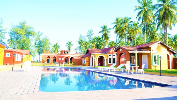 Outdoor pool, pool umbrellas, sun loungers - World Cat Hotel & Resort (Bang Saphan)