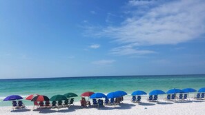 Sur la plage, chaise longue, serviettes de plage