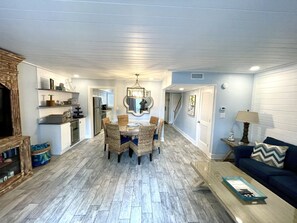 Smart TV, DVD player, books - Updated 3 bedroom 2+ bath condo-steps to beach & pool-beach service included (Destin)