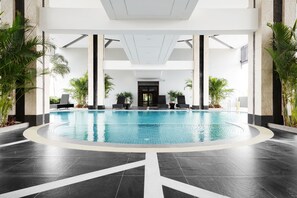 สระว่ายน้ำกลางแจ้ง