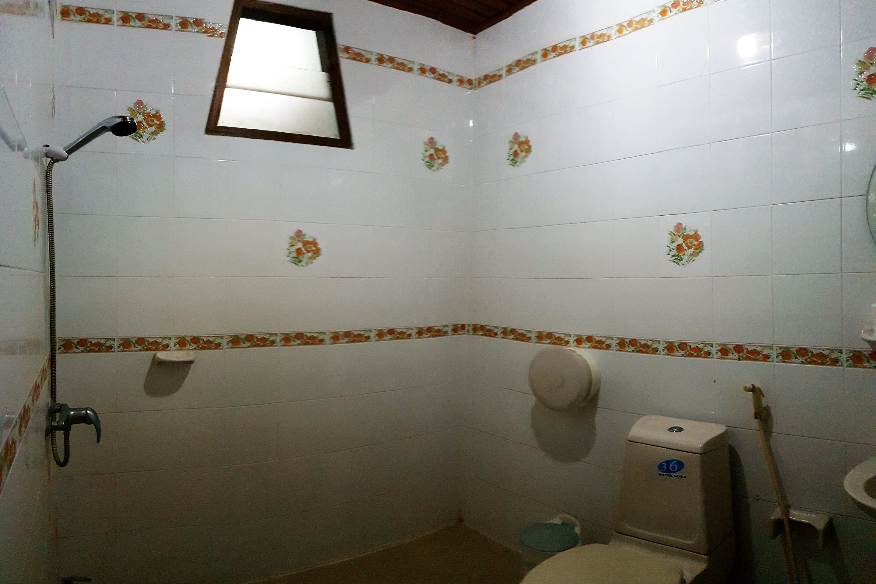 Chambre Double Standard | Salle de bain | Douche, articles de toilette gratuits, serviettes fournies