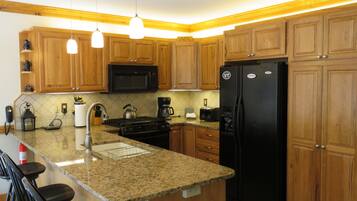 KylskÄp, mikrovÄgsugn, ugn och spishÀll