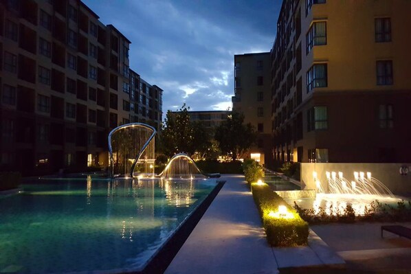 2 outdoor pools, a waterfall pool, free pool cabanas, pool loungers