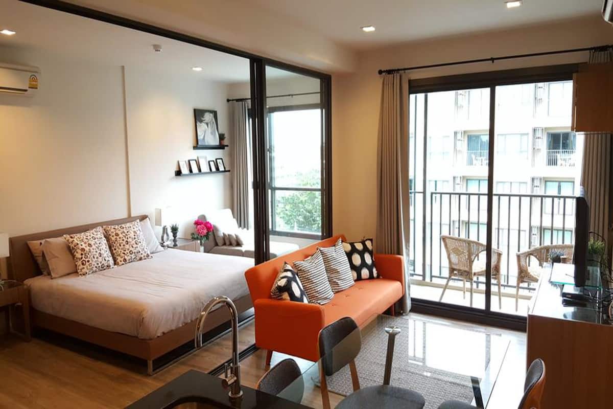 1-Bedroom Condo with Pool View | Servicios de la habitación