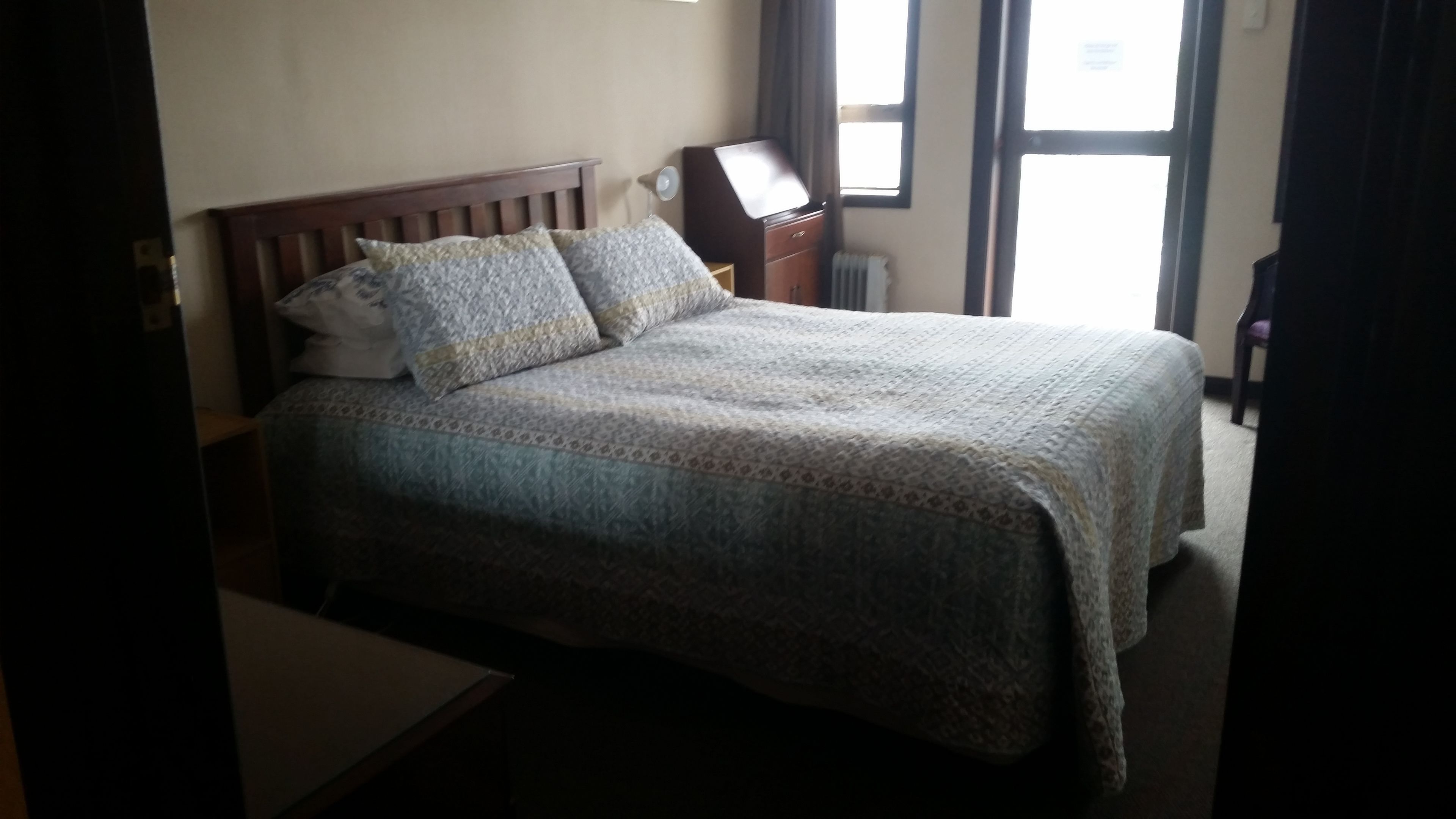 queen ensuite room with balcony | desk, free cots/infant beds, free wifi, bed sheets