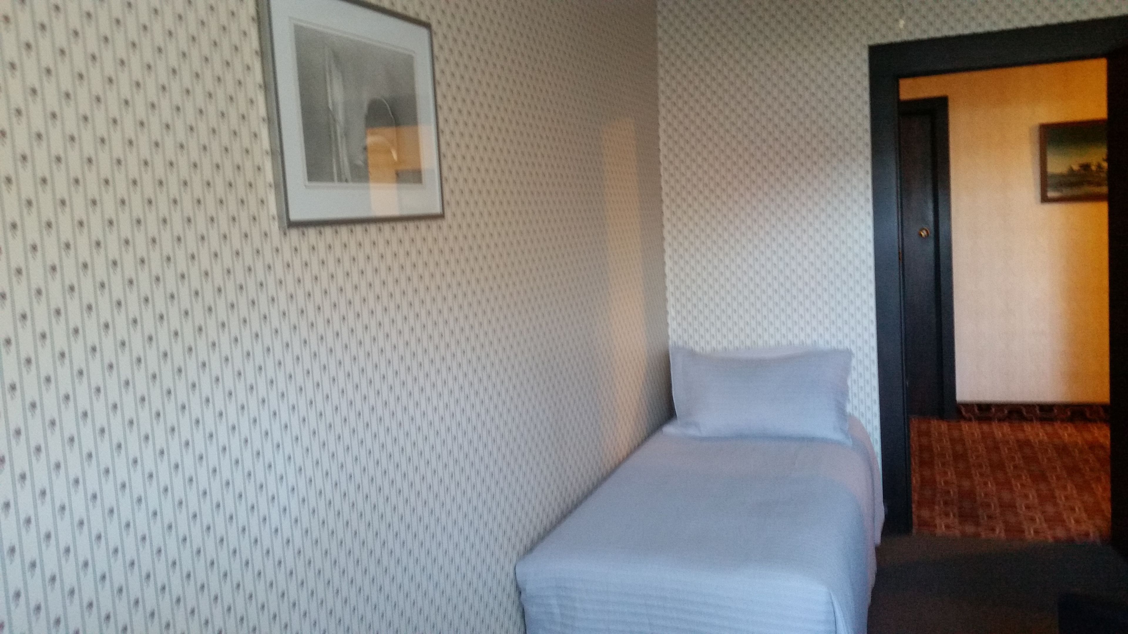 twin ensuite room | desk, free cots/infant beds, free wifi, bed sheets