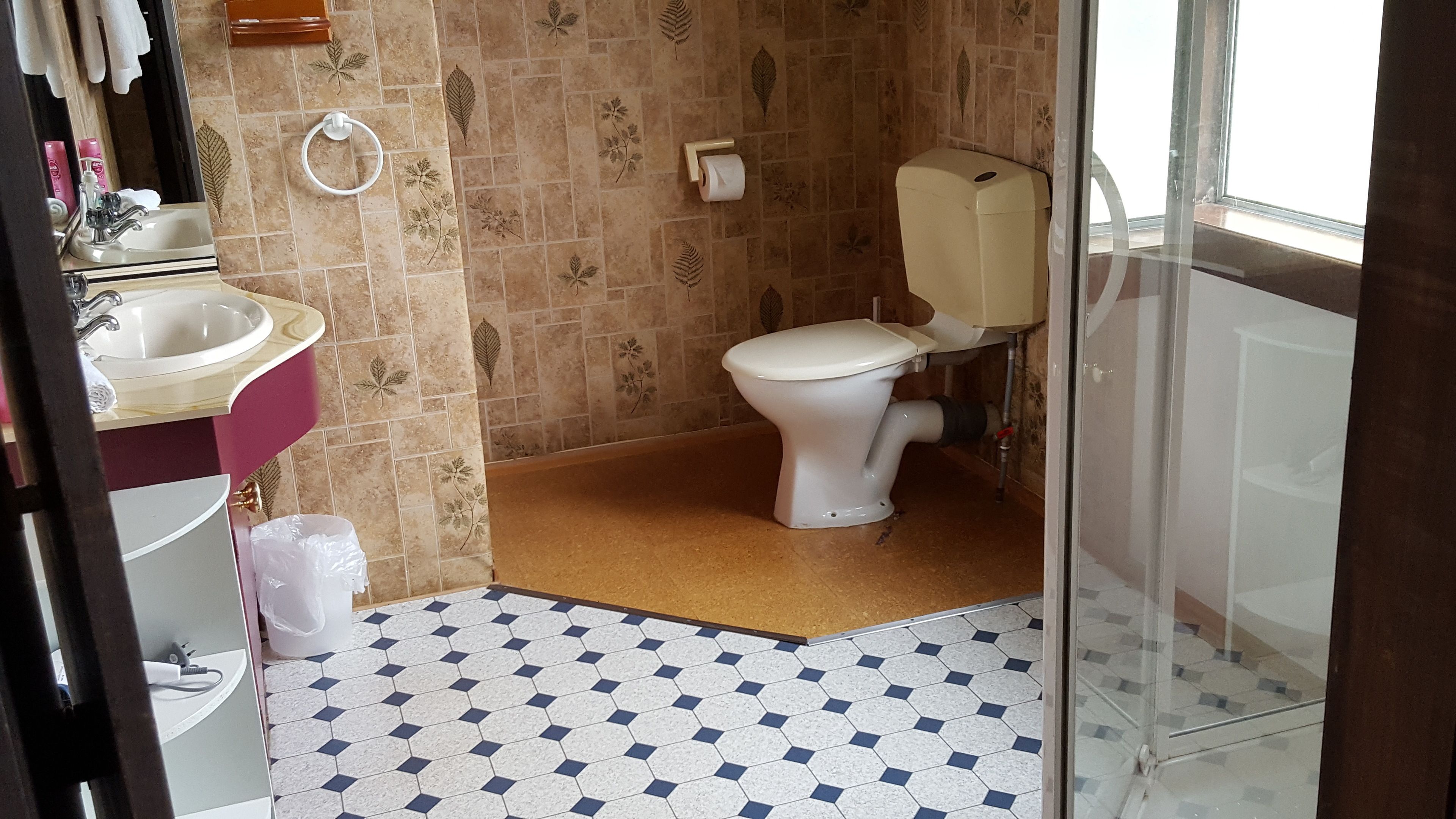 king bed ensuite room | bathroom | shower, free toiletries, hair dryer, towels