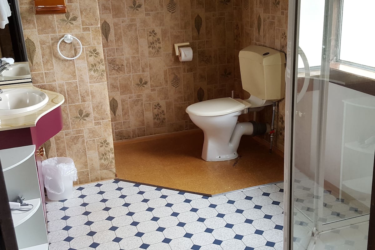 king bed ensuite room | bathroom | shower, free toiletries, hair dryer, towels