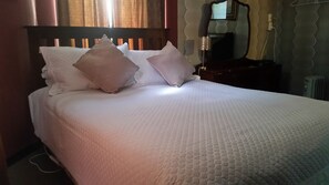双人房, 1 张大床, 私人浴室 | 办公桌、免费婴儿床、免费 WiFi、床单