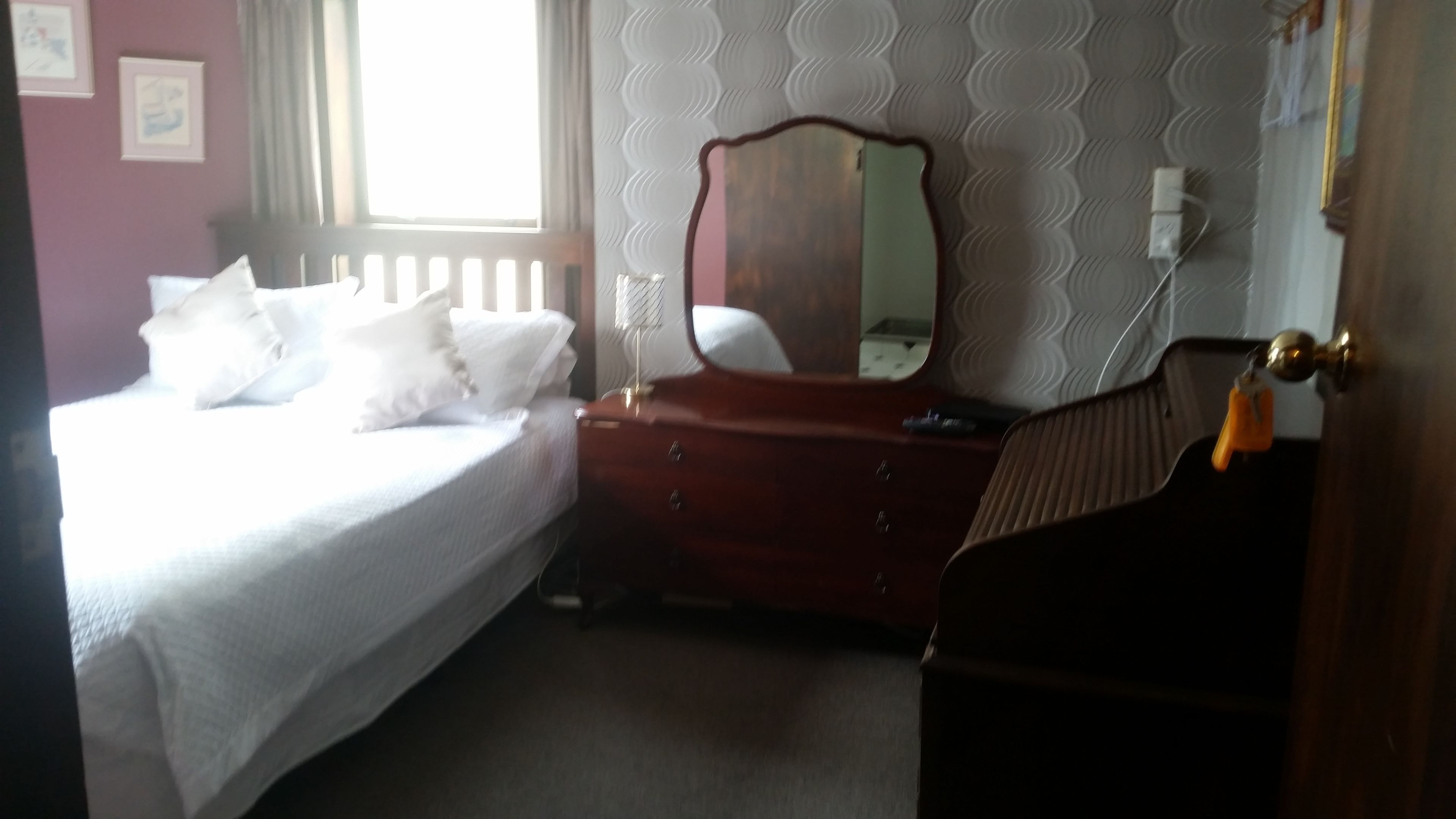 queen ensuite room | desk, free cots/infant beds, free wifi, bed sheets