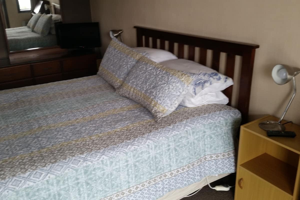 Habitación doble, 1 cama Queen size, baño privado | Escritorio, cunas gratuitas, wifi gratis y ropa de cama