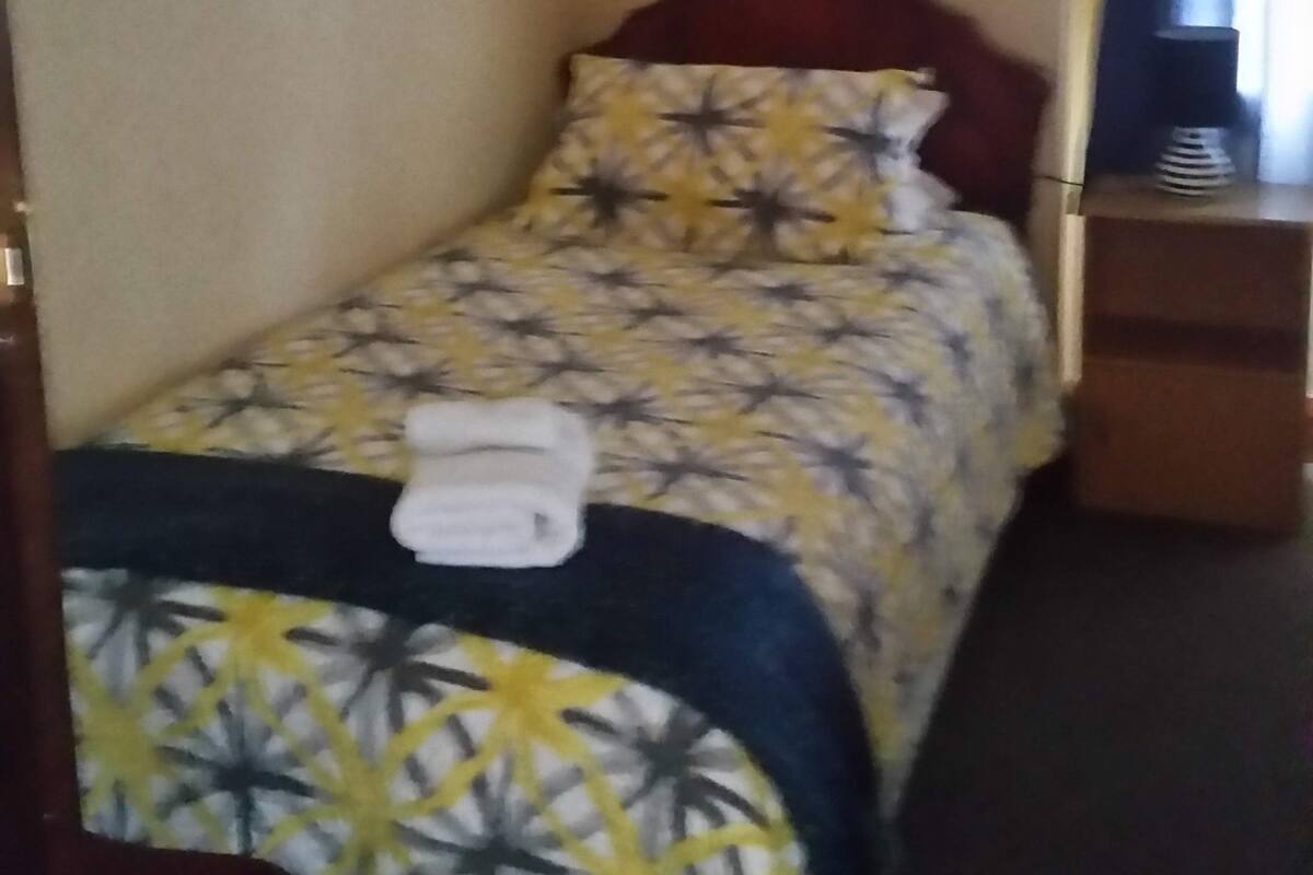 Habitación individual básica, baño compartido | Escritorio, cunas gratuitas, wifi gratis y ropa de cama