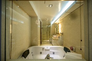 Shower, free toiletries, hair dryer, slippers - New Gate Apartment (Hanoi)