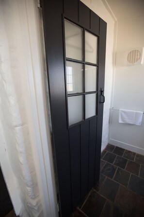 Geluiddichte muren, een strijkplank/strijkijzer, gratis wifi, beddengoed