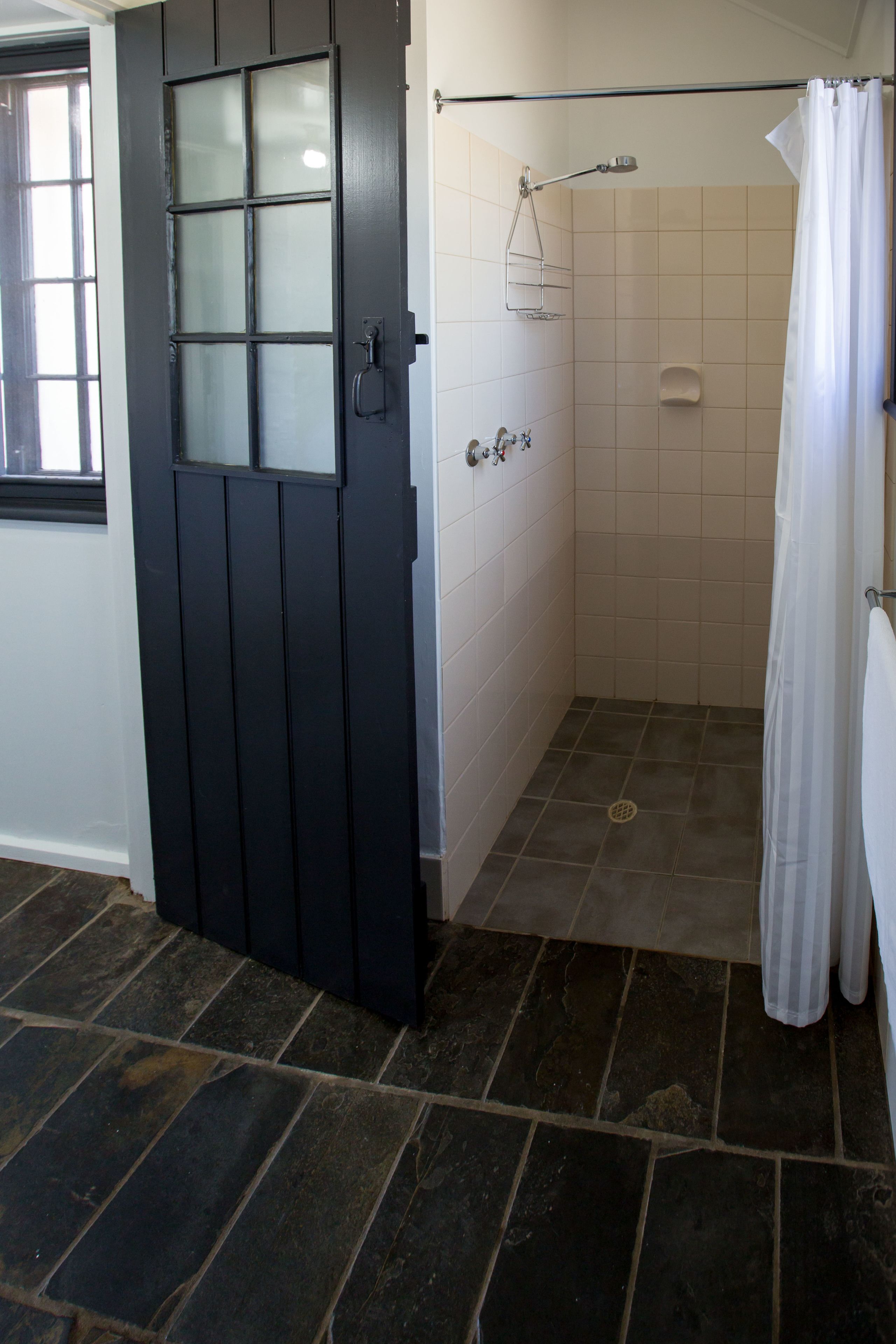 Shower, rainfall showerhead, free toiletries, towels