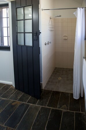 Een douche, een regendouche, gratis toiletartikelen, handdoeken
