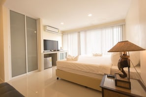 Escrivaninha, cortinas blackout, Wi-Fi de cortesia