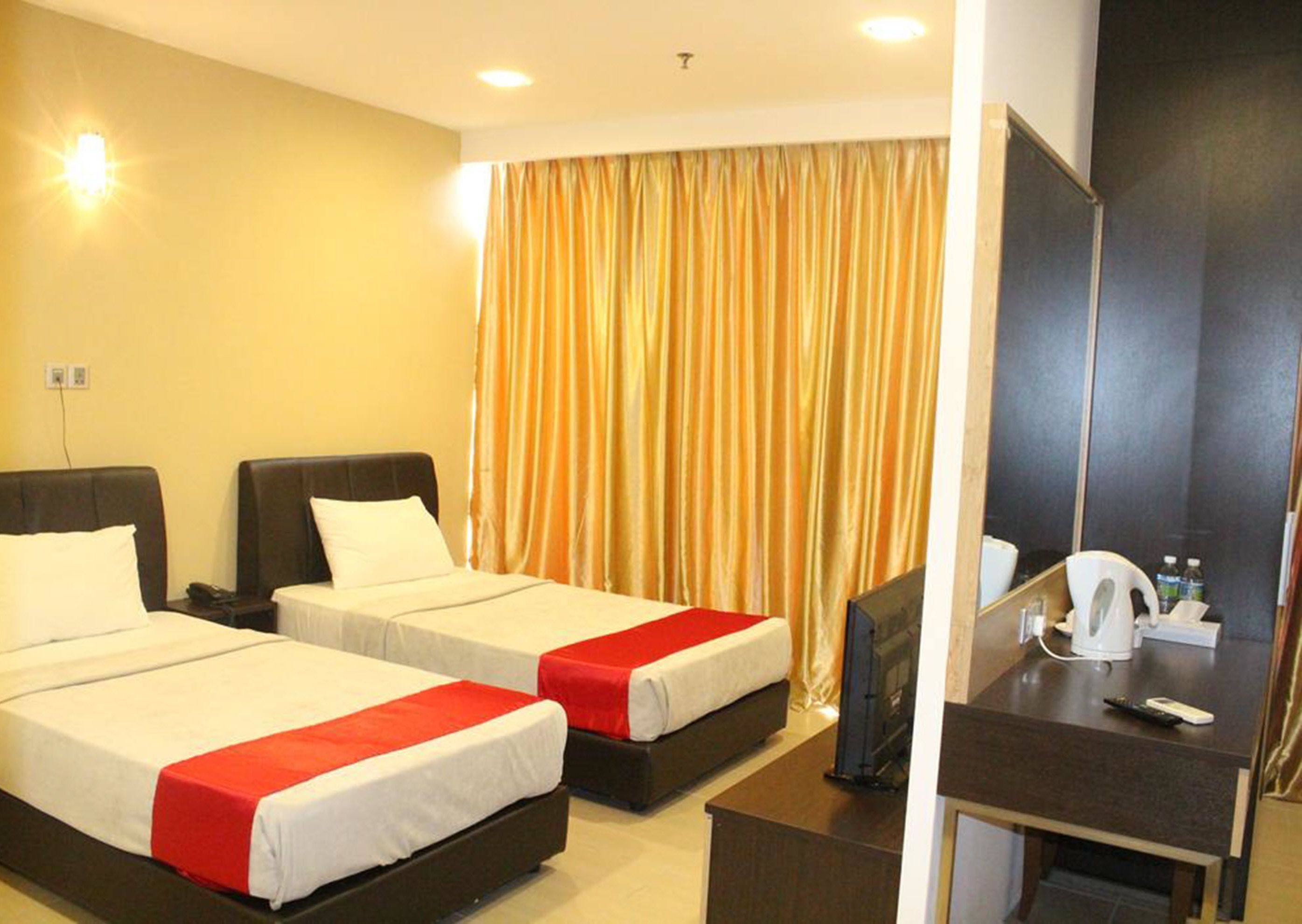 Minibar, iron/ironing board, free WiFi, bed sheets