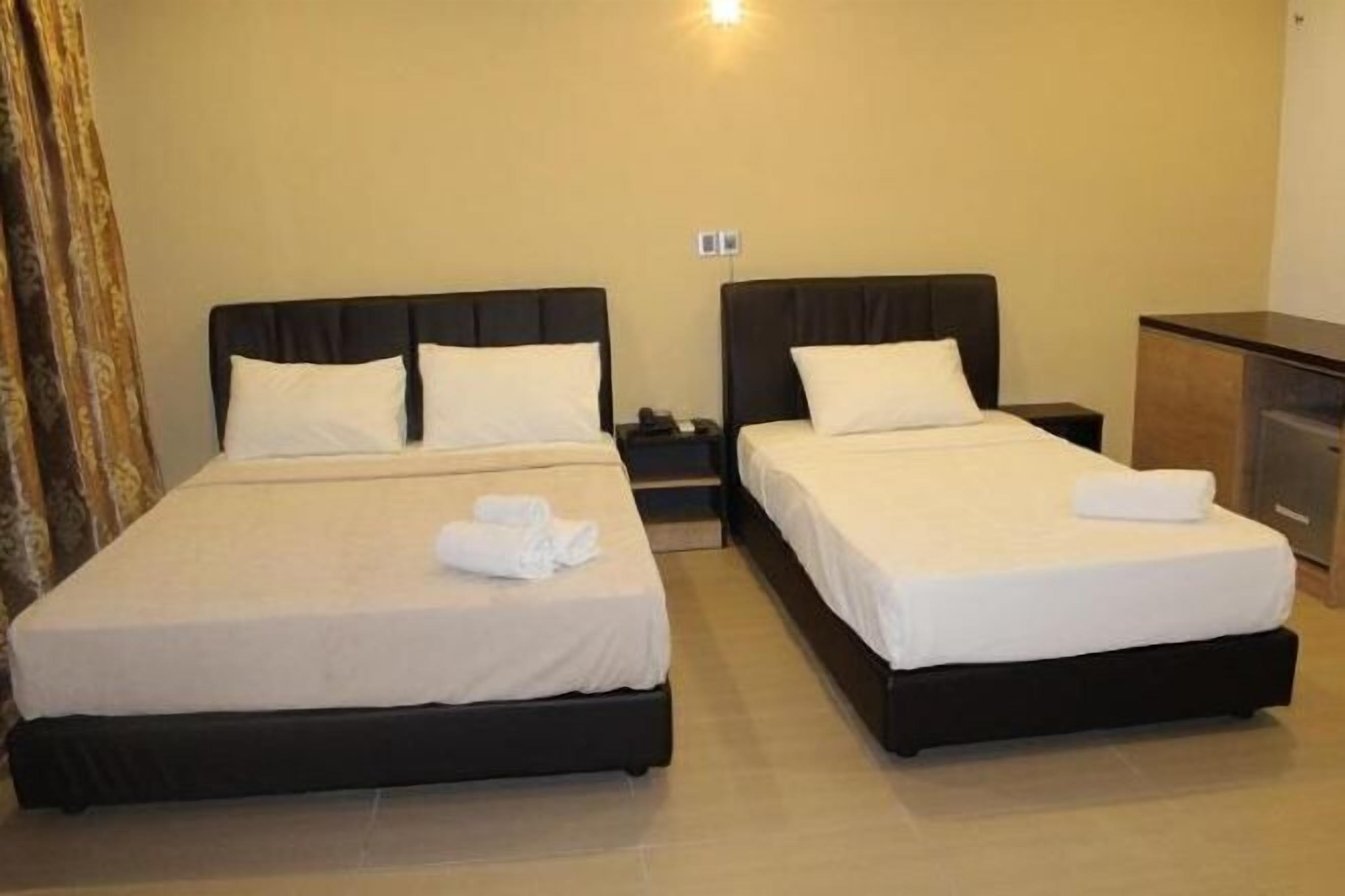 Een minibar, een strijkplank/strijkijzer, gratis wifi, beddengoed