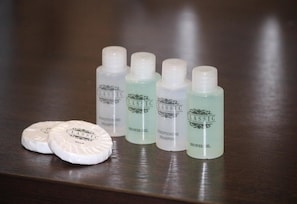Shower, free toiletries, hair dryer, towels - T Hotel Jalan Tar (Kuala Lumpur)