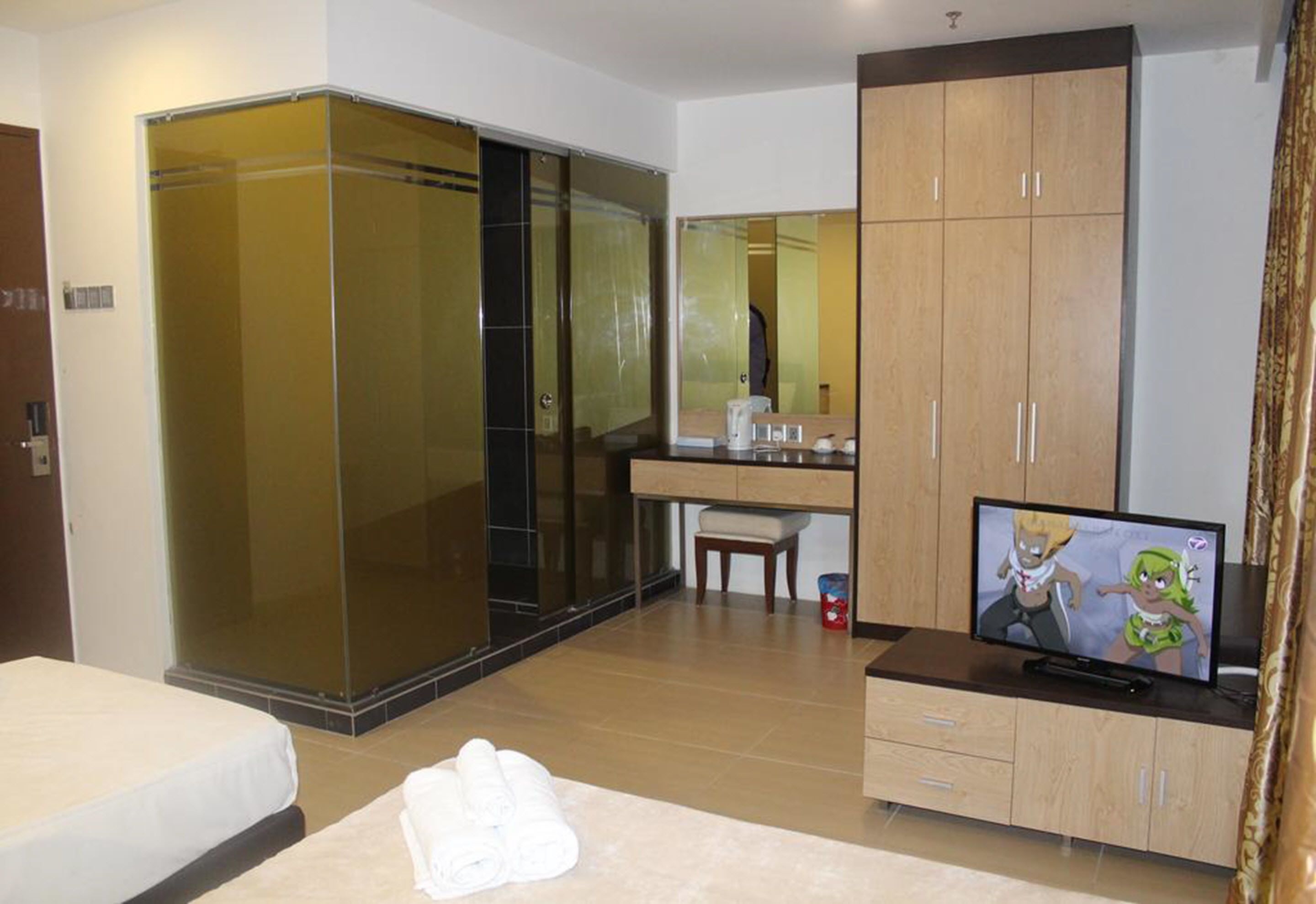 Standard Room, 1 Queen Bed | Minibar, iron/ironing board, free WiFi, bed sheets