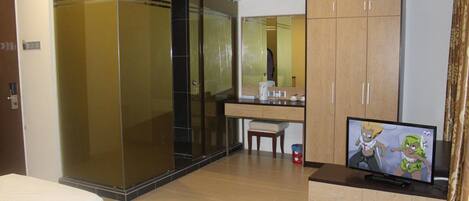 Minibar, iron/ironing board, free WiFi, bed sheets