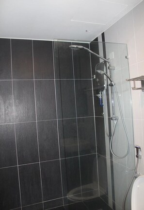 Suihku, ilmaiset hygieniatuotteet, hiustenkuivaaja, pyyhkeet