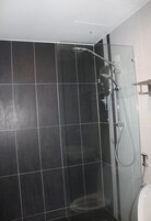 Douche, articles de toilette gratuits, sèche-cheveux