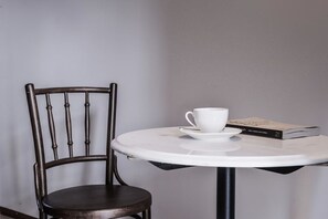 Deluxe Room | Room amenity - Neighbor Phuthon (Bangkok)