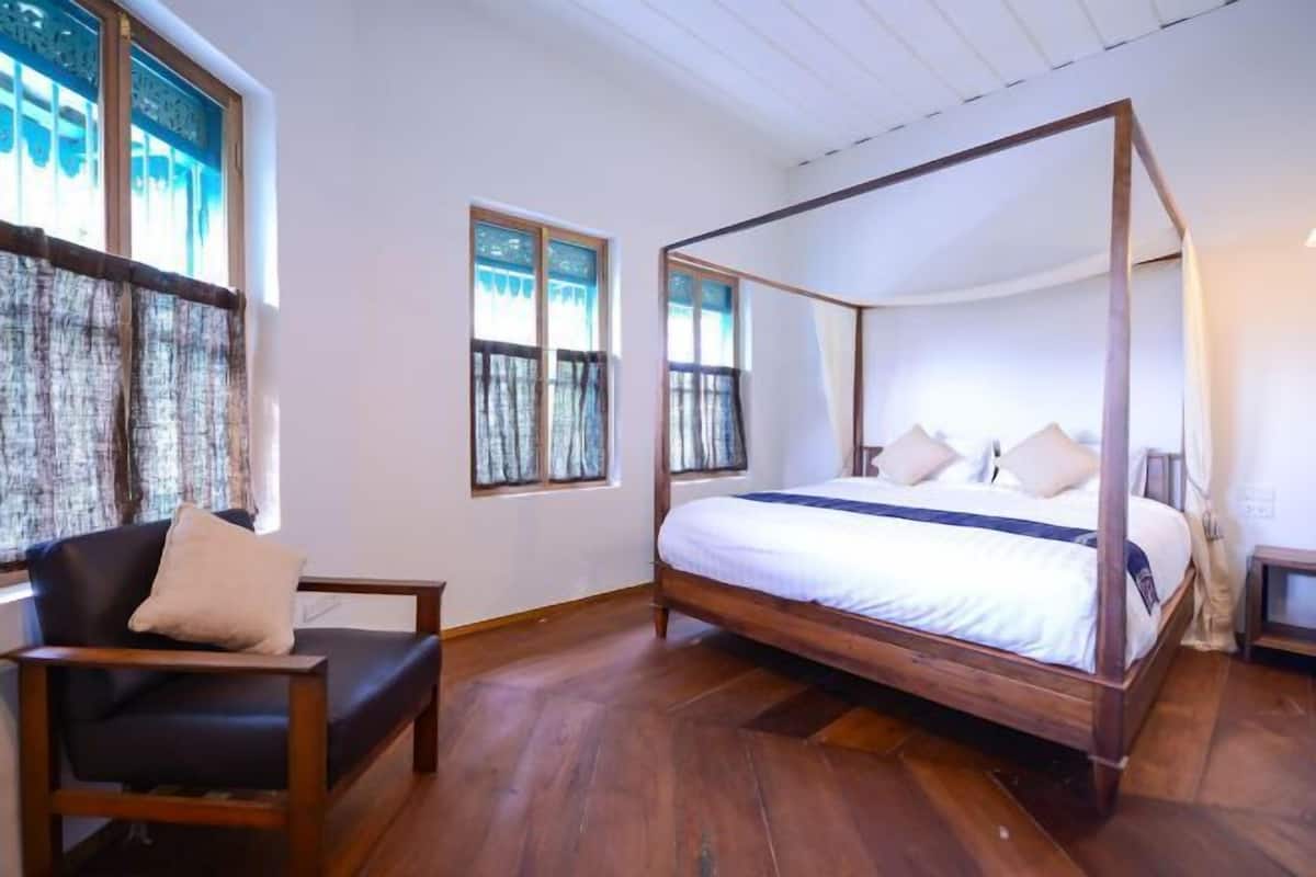 Desk, blackout drapes, WiFi (free), bed sheets