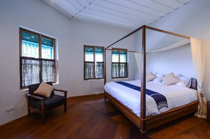 Escritorio, cortinas blackout, wifi gratis y ropa de cama 