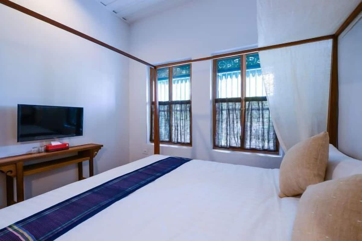 Desk, blackout drapes, WiFi (free), bed sheets