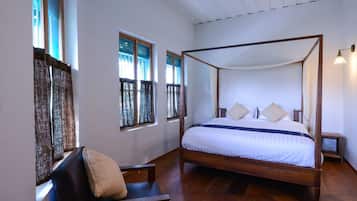 Suite | ์ฑ
์, ์๋ง ์ปคํผ, ๋ฌด๋ฃ WiFi, ์นจ๋ ์ํธ