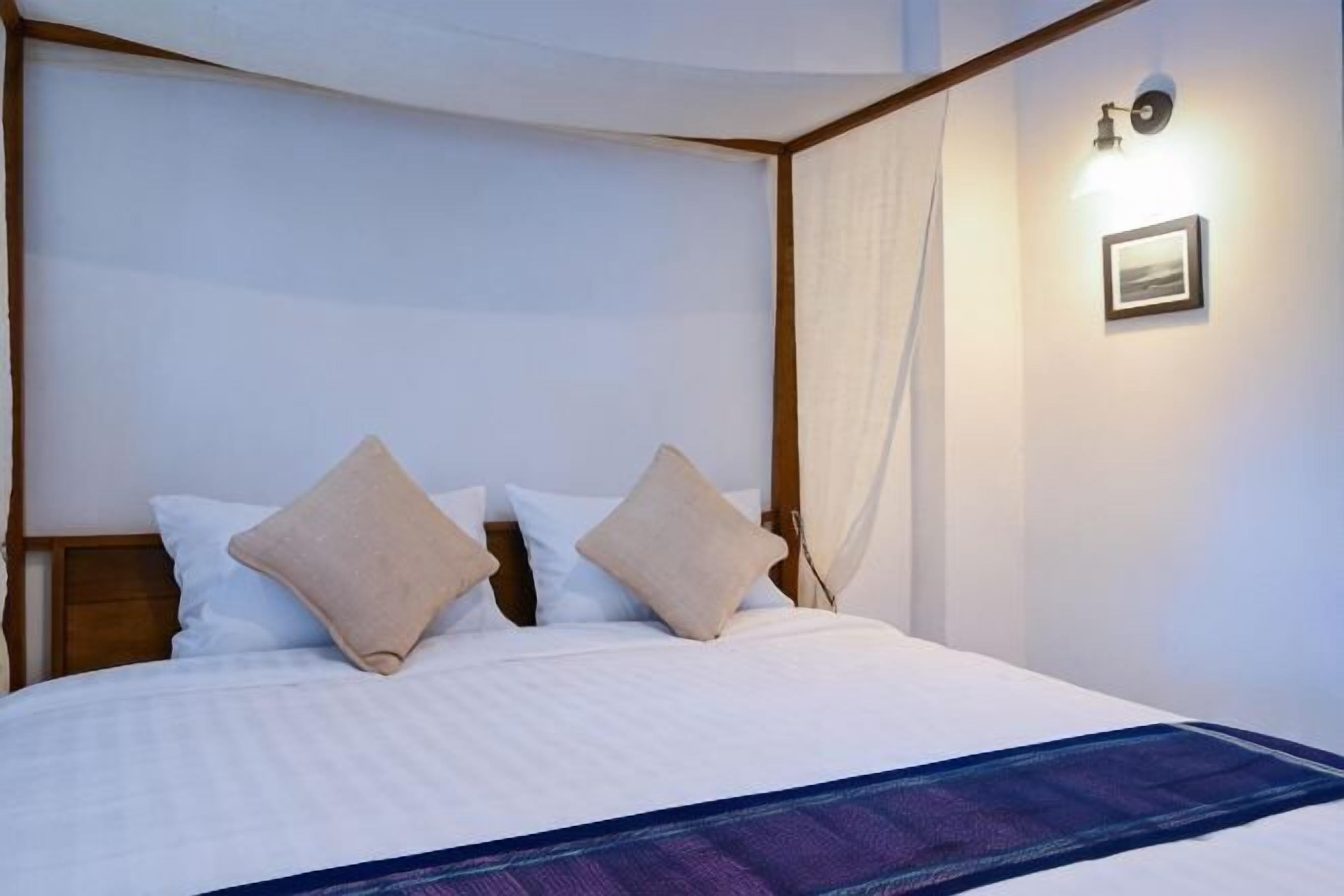 Escritorio, cortinas blackout, wifi gratis y ropa de cama 