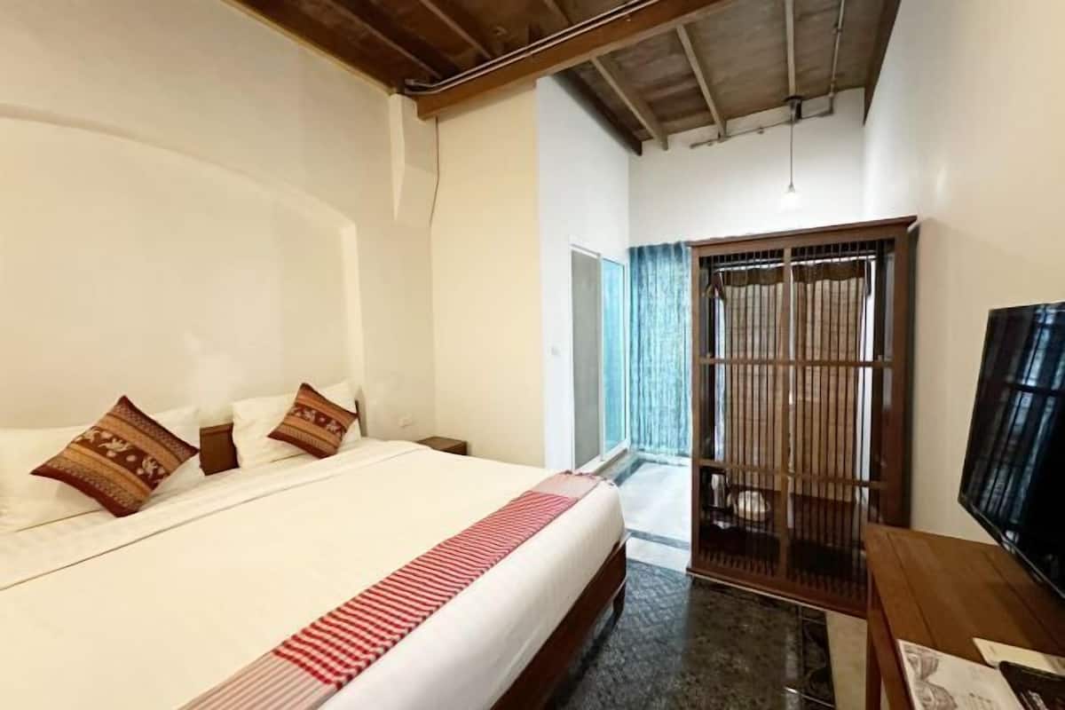 Desk, blackout drapes, WiFi (free), bed sheets