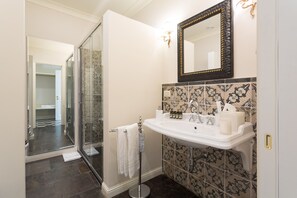 Deluxe Double Room | Bathroom | Shower, free toiletries, hair dryer, slippers - San Carlo Suites (Noto)