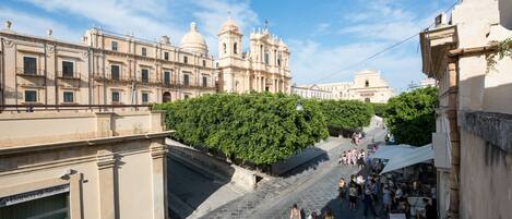 Un edificio histórico con arquitectura clásica, una cúpula central y un área verde circundante.