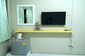 Double Room with Private Bathroom | Living room | Flat-screen TV - Gingfa Guest House (Hua Hin)
